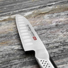 Global Ukon Nóż Santoku żłobiony 14 cm